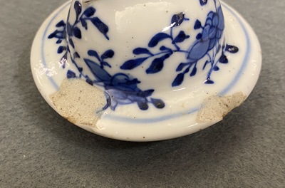 Een Chinees blauw-wit vijfdelig kaststel met pauwen, Kangxi merk, 19e eeuw